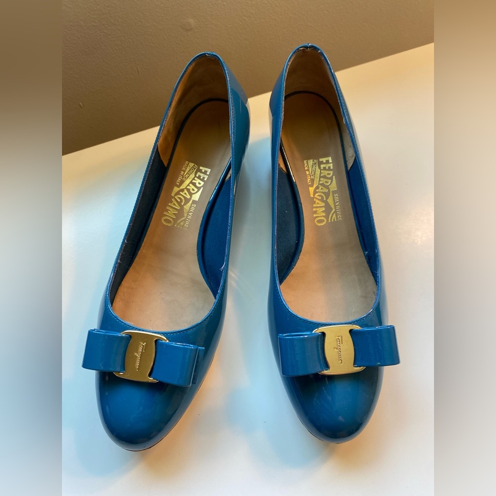 Salvatore Ferragamo Vara 1 Blue/Teal Patent leather 8.5 D, with sole protection